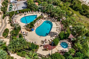 Two-level swimming pool and hot tub