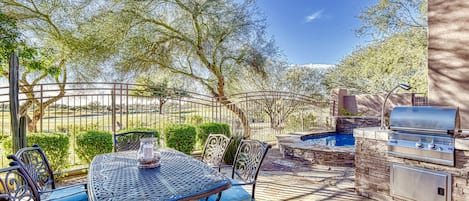 Patio dining, BBQ and golf course view