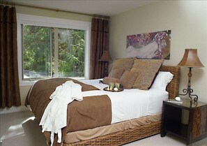 Master Bedroom - Luxurious King Bed - Rolling waves and whispering pines 