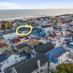 4th house off the beach, access around the corner.