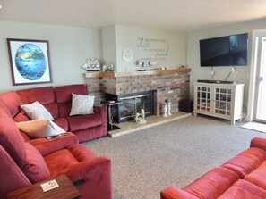 Living Rm area with 5 comfy recliners. The fireplace is not able to be used.