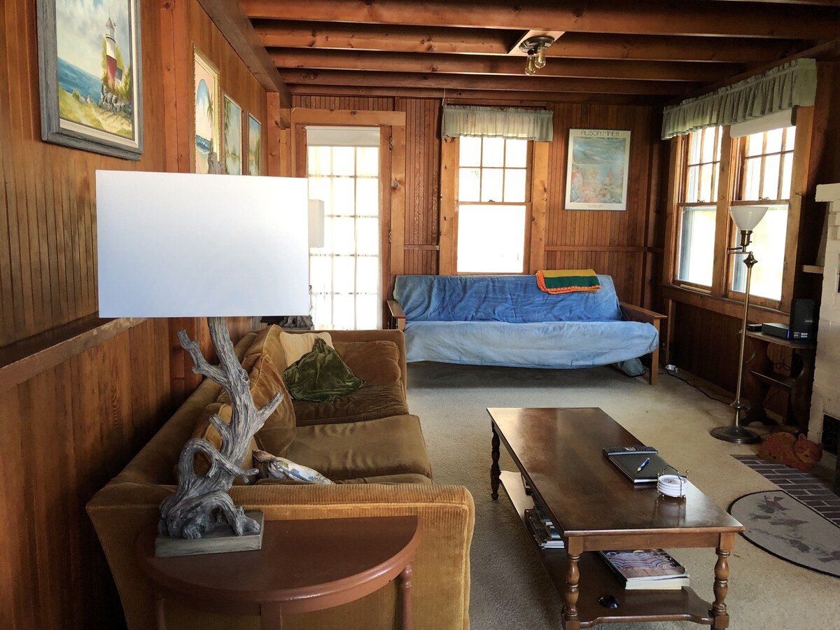 Quaint Coastal Cottage in Beautiful White Sands Beach