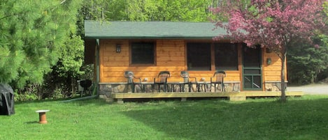 Private, quiet, spacious 2-bedroom guest cabin