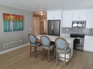 Kitchen w/large island that seats 5