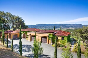 Healdsburg Villa at Reeve Wines