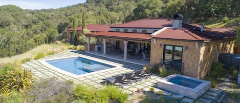 Healdsburg Villa at Reeve Wines: Outdoor space with pool & spa 