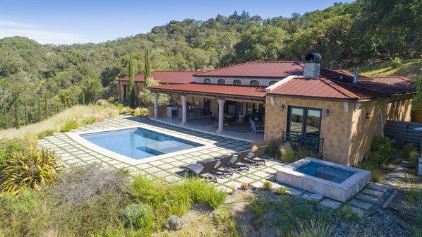 Healdsburg Villa at Reeve Wines: Outdoor space with pool & spa 