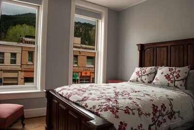 Modern, Cozy, Beautiful Space in the Heart of Downtown Glenwood Springs