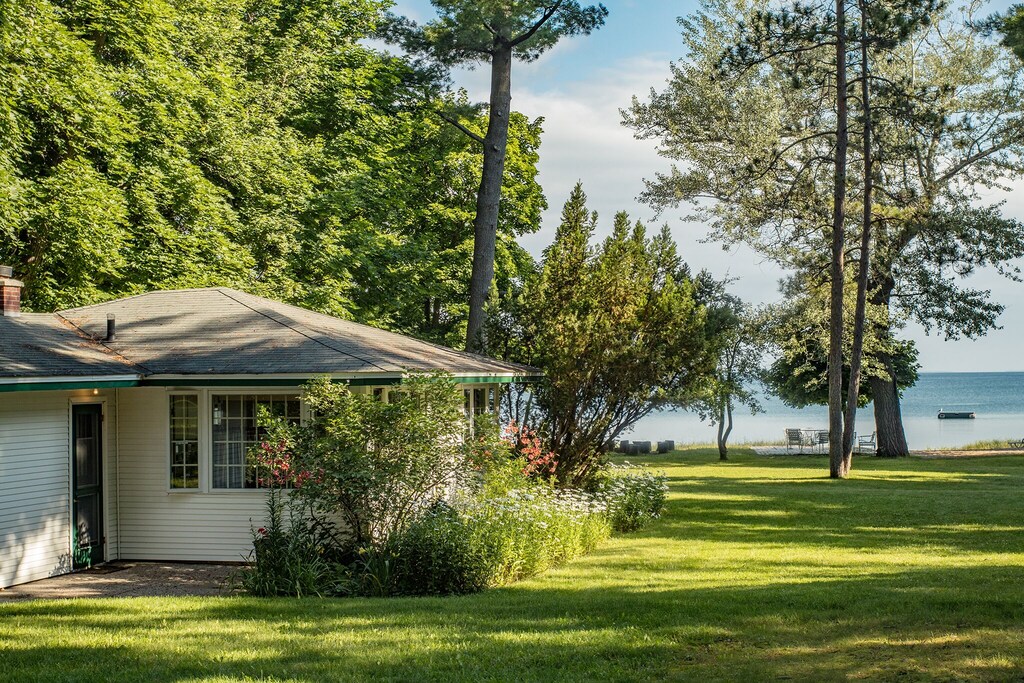 traverse city hotels on beach near downtown