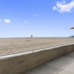 View out to the right: the historic Newport Pier in the distance with its surrounding cafes and restaurants - an easy 10 minute walk away.