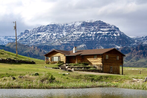 Inviting Log Home in Rocky Mountains near Yellowstone