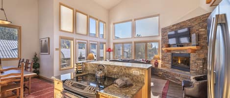 The Retreat (4BR/3 Bath duplex unit in the ski area. 2.5 story vaulted ceiling. 