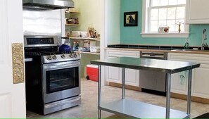 Make a quick breakfast or prepare a 3-course dinner in the well-stocked kitchen!