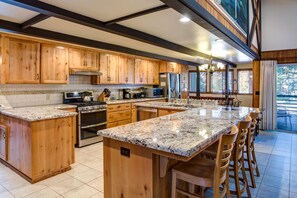 Fully equipped kitchen, recently remodeled