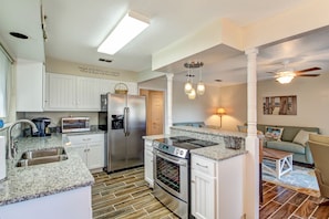 Fully Equipped Luxury Kitchen with Granite Counters and Stainless Steel Appliances