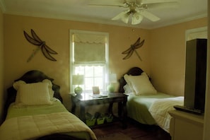 Third bedroom with twin beds