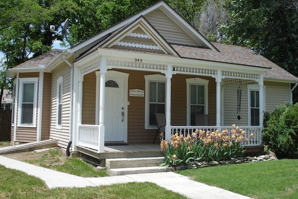 Fully renovated Victorian home. Shady, quiet, SAFE neighborhood near downtown. 