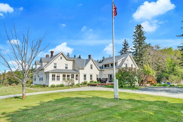 Entrance off circular driveway