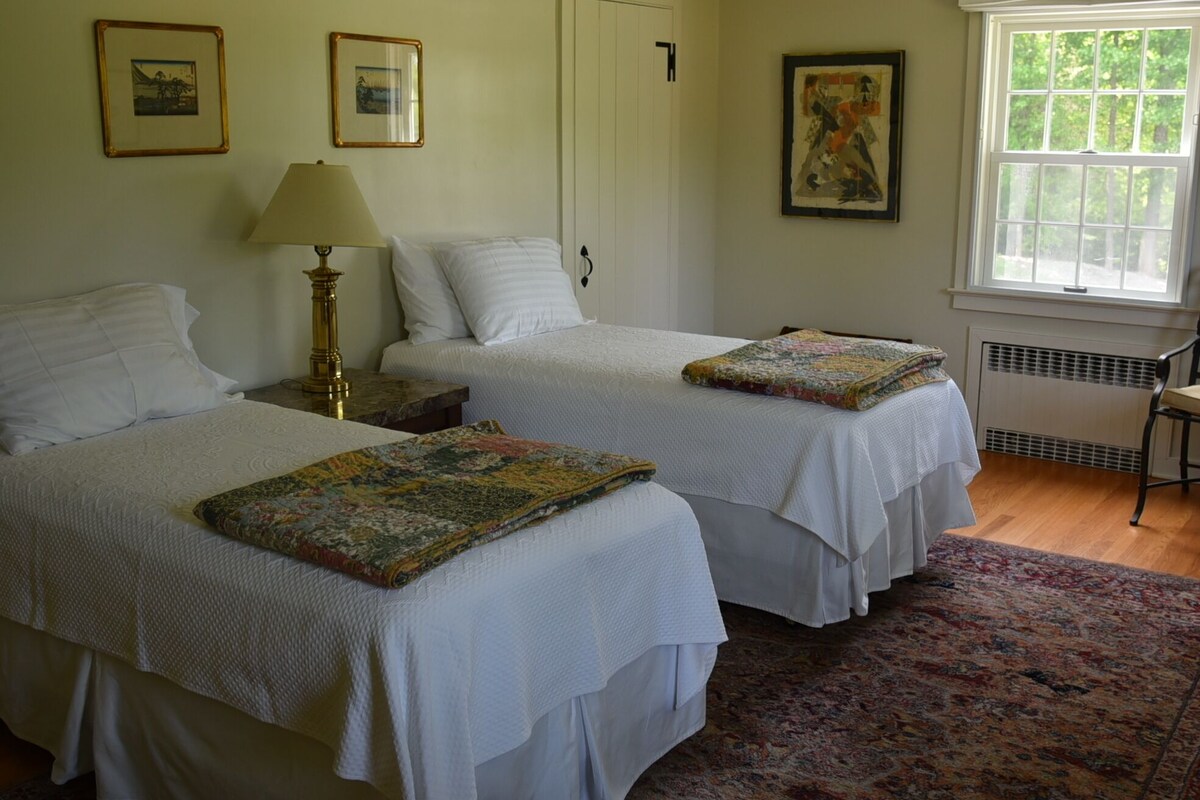 Large, Sunny 4 Bedroom Home Sleeps 8 and 1 minute to Five Fabulous Restaurants