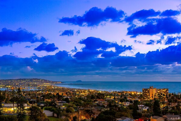 PANORAMIC OCEAN, BAY, BEACH AND CITY SKYLINE VIEWS FROM THROUGHOUT THREE LEVELS!