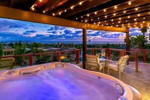 SECLUDED JACUZZI DECK WITH PANORAMIC SUNSET, SKYLINE AND OCEAN VIEWS!