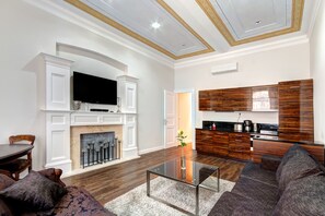 Living room area with fully equiped kitchen.