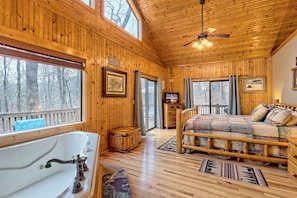 Master on Main. King Bed, Casper Mattress, Cable/Roku TV, Jetted Tub, Bathroom