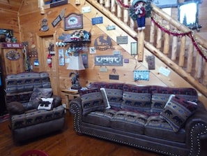 Come on in and relax in this PRIVATE cozy cabin-just 2 miles off the main road 