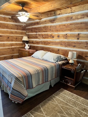 Main bedroom (queen bed)