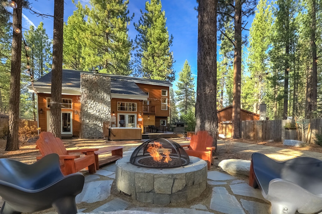 Luxury Getaway W Hot Tub Fire Pit, Hot Tub And Fire Pit