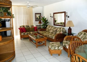 Relax in the tropical Living Area - comfortable seating for 6