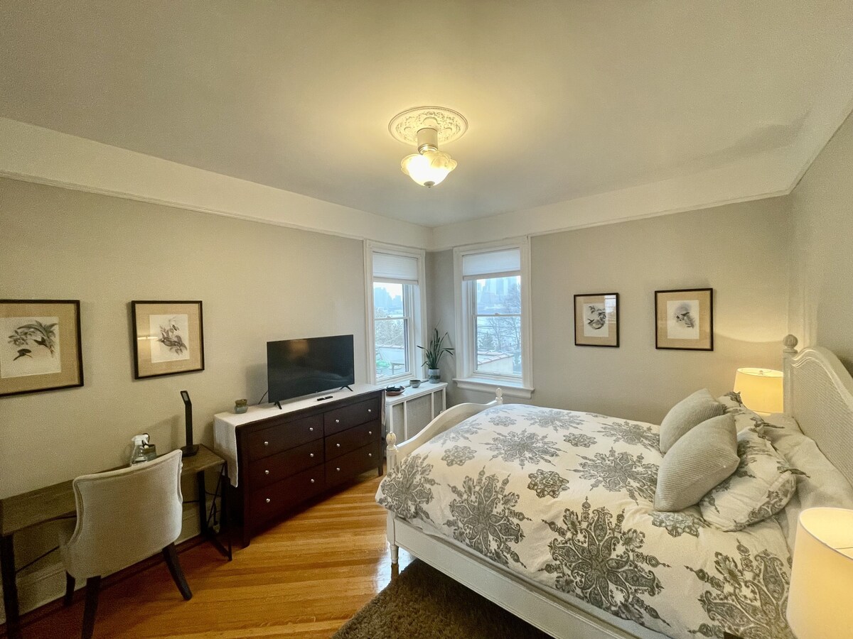 Steps to Manhattan! 2 BR private apartment w/terrace & View