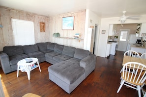 3829 Ocean Front Walk- Living Room