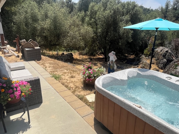 Outdoor spa tub