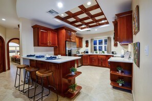 Unit F9 - Bright, clean, fully-equipped large kitchen.