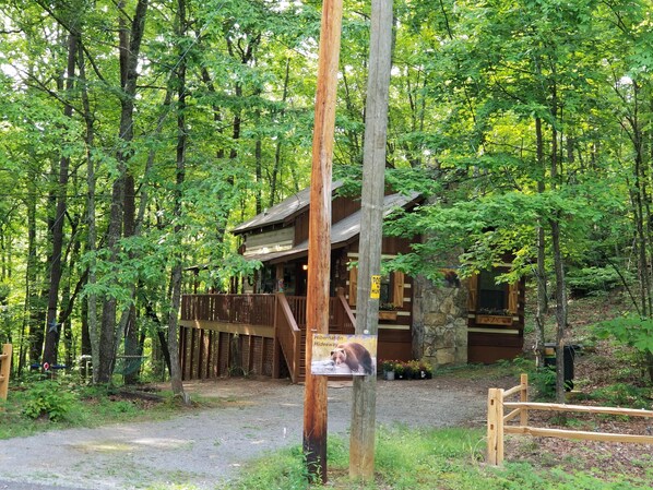 Enjoy the peace at Hibernation Hideaway, tucked away in the woods for PRIVACY