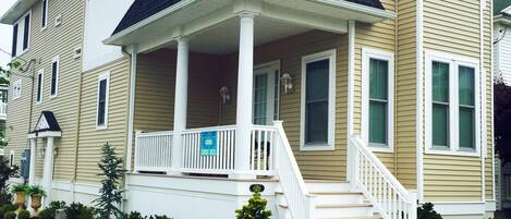 1546 Central is located on the corner of 16th and Central in the heart of OCNJ