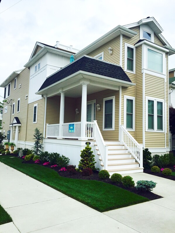 1546 Central is located on the corner of 16th and Central in the heart of OCNJ