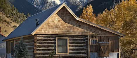 The School House Cabin in Old Chico MT