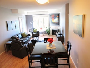 Sunny living room, electric fireplace,  large screen tv/cable, free wifi,  games