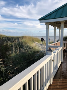 Beautiful Southport, Golf Frontage & Oak Island Beach club .New Quartz counters 