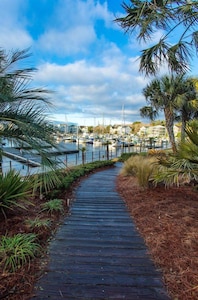 Beautiful Southport, Golf Frontage & Oak Island Beach club .New Quartz counters 