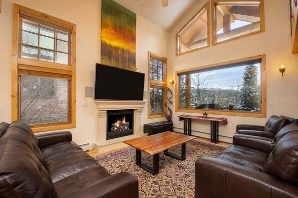 StayWinterPark 12 Yukon living room with gas fireplace and TV