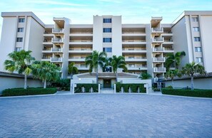 5th floor unit- Chinaberry 453