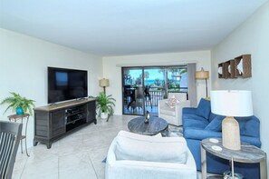 Living room with flat screen tv 