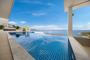 Luxury 5 Bedroom Villa w Infinity Pool