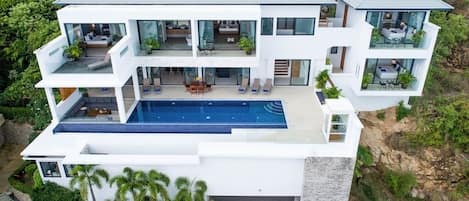 Luxury 5 Bedroom Villa w Infinity Pool