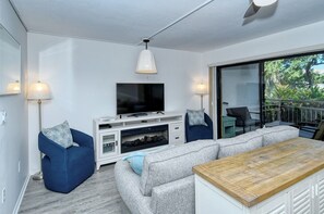 Living room with flat screen tv 