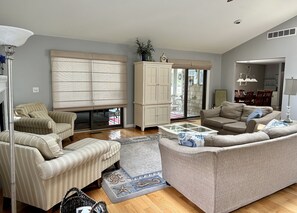 Living room (downstairs)