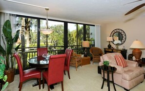 Dining area to comfortably seat 4 